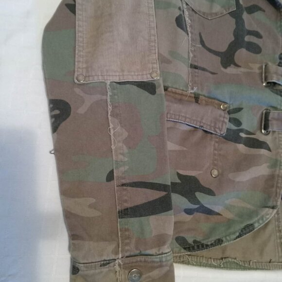 Military-style camouflage chic jacket with asymmetrical pockets and patches - Picture 3 of 9